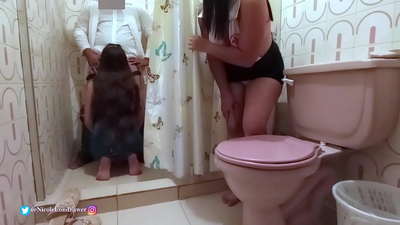 Hemşîre li serşokê nexweşxanê bijîjkî nexweşê qijker dibîne / BEŞA 1 / NicoleLondrawer / Chiquicandy