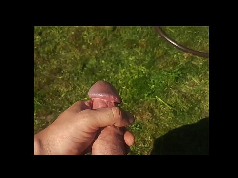 ❤️ Keçika germ di bexçeyek havînê de pisîka xwe ya pembe diqelişe û bi şuştinê dixe. ❌ Pornoya spehî li me ☑