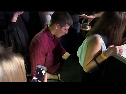 ❤️ Seksê rast di klûbek şevê ya rûsî de. Keçeke rûsî ya 18 salî di nav anus û vajînayê de li klûbeke şevê kenîya ❌ Pornoya spehî li me ☑