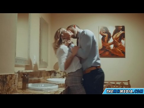 ❤️ Gava ku blondeyek busty we di nav hewşek gelemperî de dixapîne ❌ Pornoya spehî li me ☑